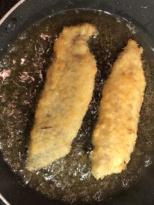 アジフライを油であげる