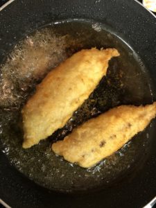 アジフライを油であげる